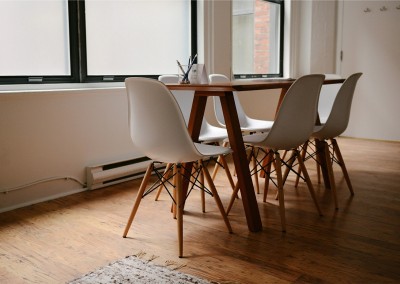 Stół z modnymi, designerskimi krzesłami.