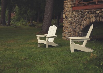 Dwa, białe fotele - unikalne meble do ogrodu.